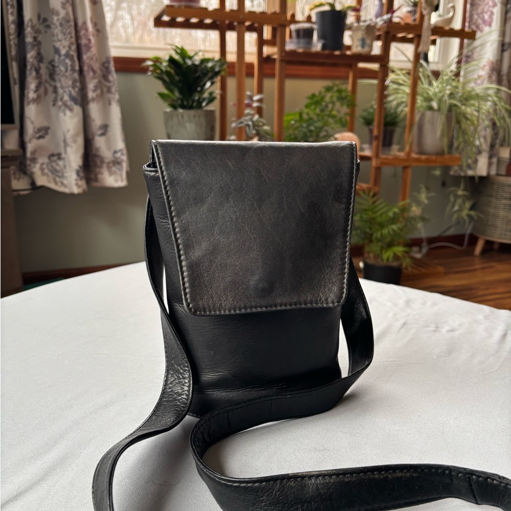 HOBO INTERNATIONALBlack Leather Crossbody Bag, structured bottom